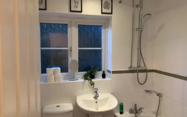 Spacious And Amazing 4 Bedroom Detached House