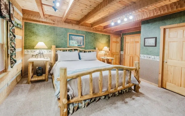 Big Kahuna Lodge 3 Bedroom Cabin by RedAwning