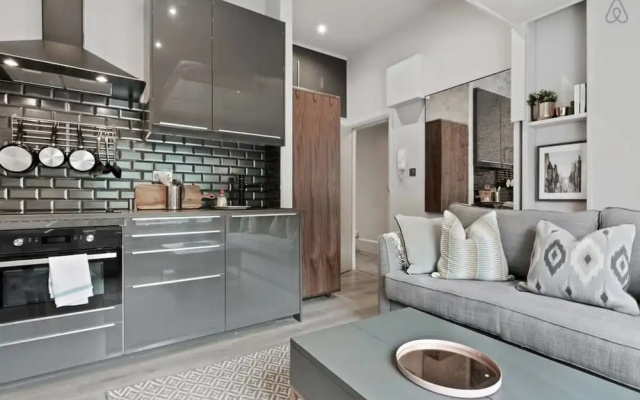 Splendid Studio Flat W/suspended Bed in Camden