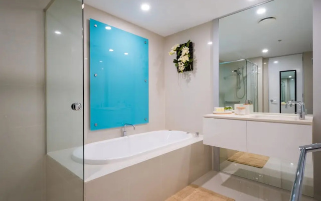 Private 29/F 2 bedroom Q1 Apartment Ocean & River Views