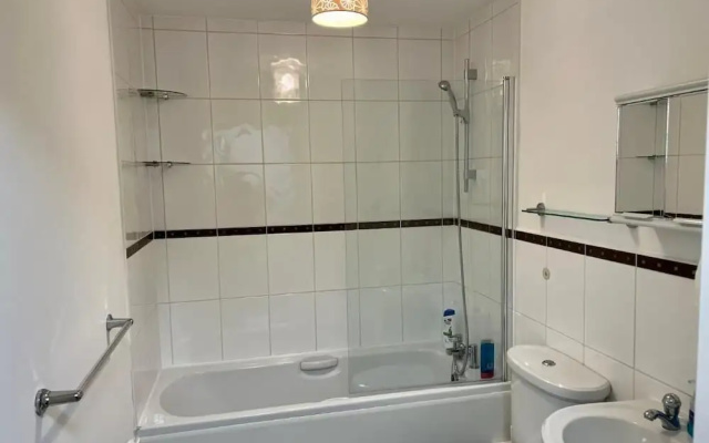 Lovely 2 Bedroom Apartment, 2 Bathrooms Parking