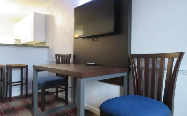Luxbury Inn & Suites