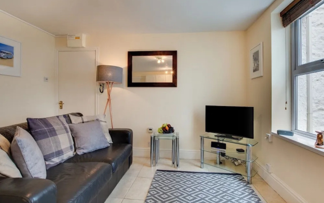 Spacious Apartment in Saint Ives near Beach