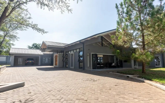 Upmarket 4 bed Chisipite House 2193