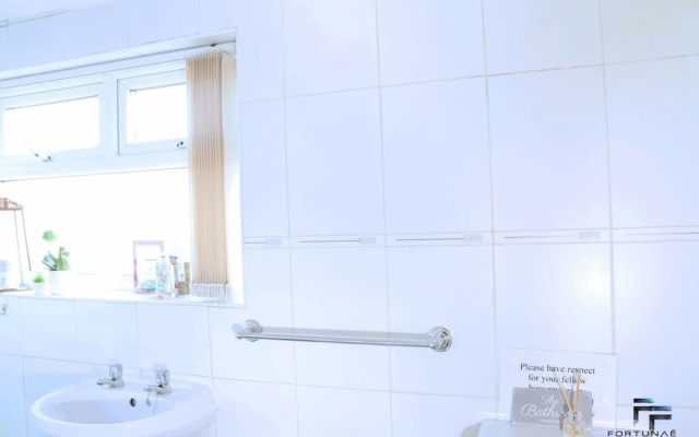 Beautiful 5-bed House Roker Beach