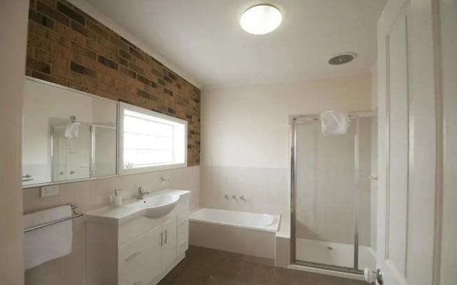 Yarra Glen Racecourse Apartments