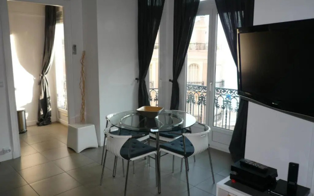 2 Pieces, Centre Ville, 50 Metres Plages Et Mer.