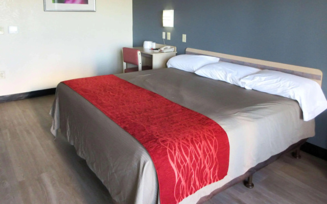 Econo Lodge Paducah West I-24