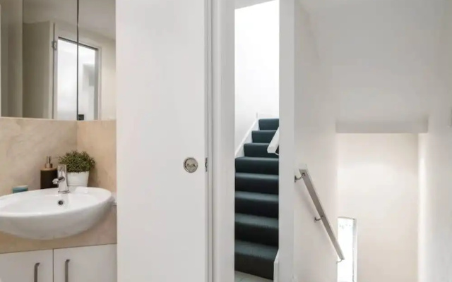 Luxury Townhouse 250m to the Beach