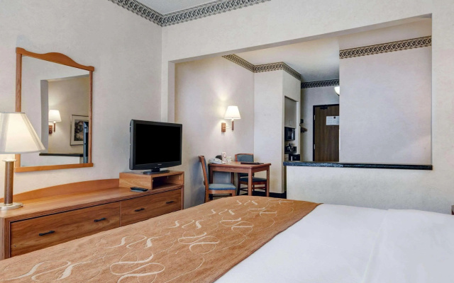 Comfort Suites University