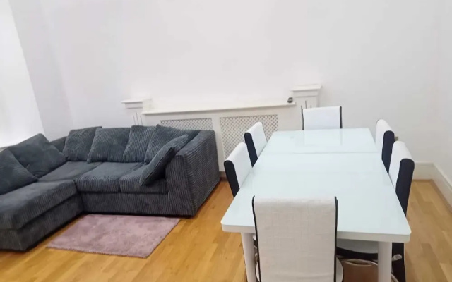 Charming 2-bed Apartment in Wolverhampton