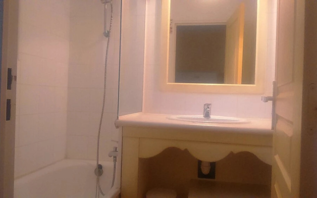Apartment With one Bedroom in Roquebrune-sur-argens, With Wonderful se
