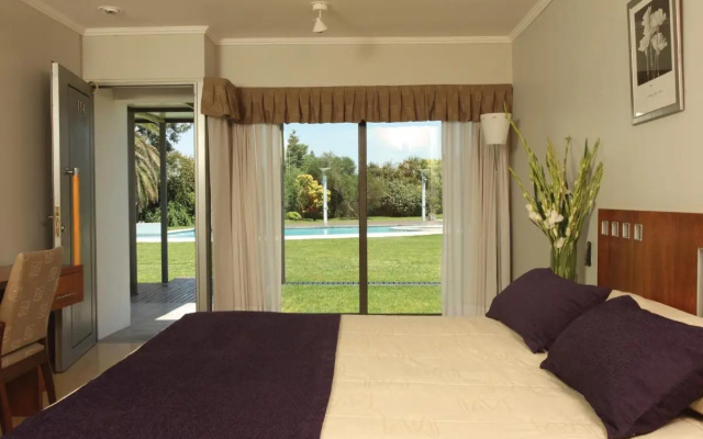 Camberland Resort And Suites Pilar