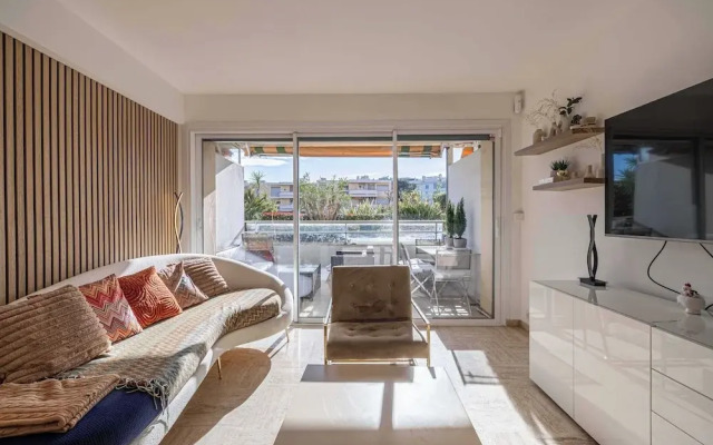 Charming Apartment on Boulevard Alexandre III