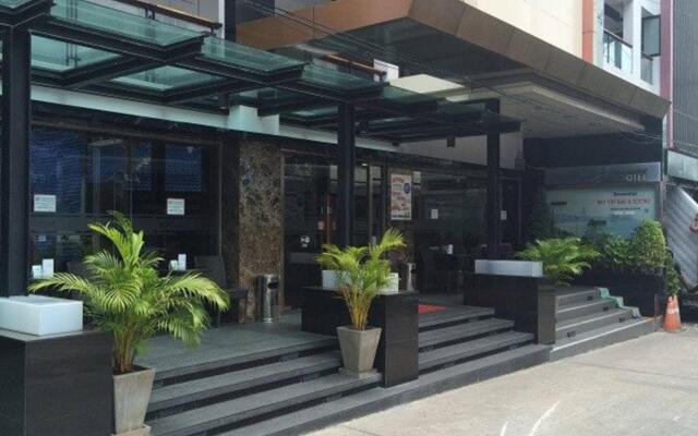 Отель Serenotel Pattaya Beach Front вид на фасад