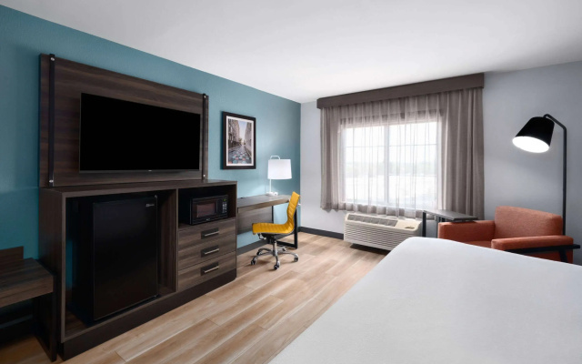 La Quinta Inn & Suites by Wyndham Greensboro NC