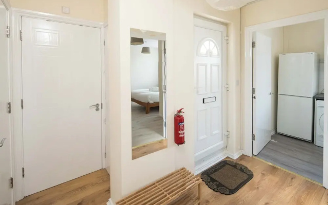 2Bd London Flat - City Buzz & Parkside Serenity