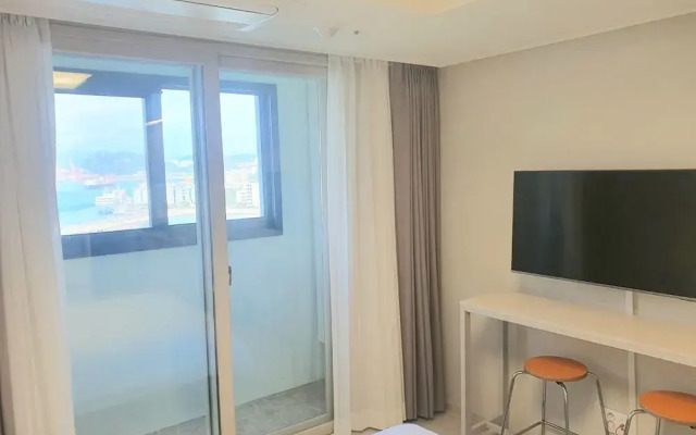 Shift Door Residence Hari