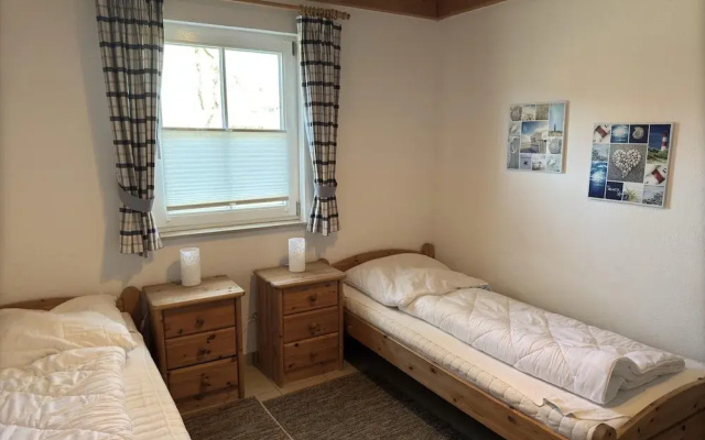 Ferienhaus mit Kaminofen in Burhave
