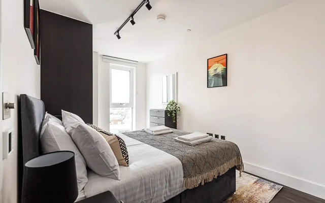 Chic and Sleek Sky-high Apartment