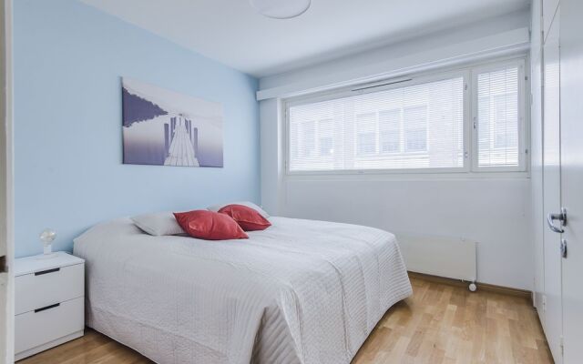 Отель Helsinki South Central Apt Perämies комната для гостей