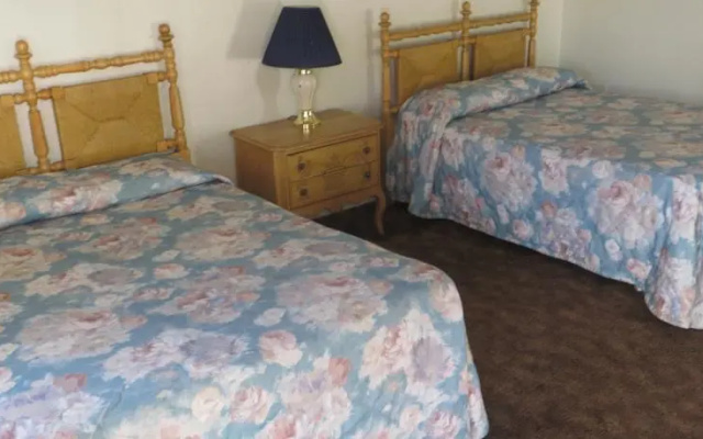 Holiday House Motel