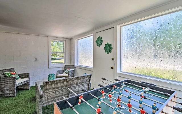Stylish Dog-friendly Bungalow: Steps to Elk Lake