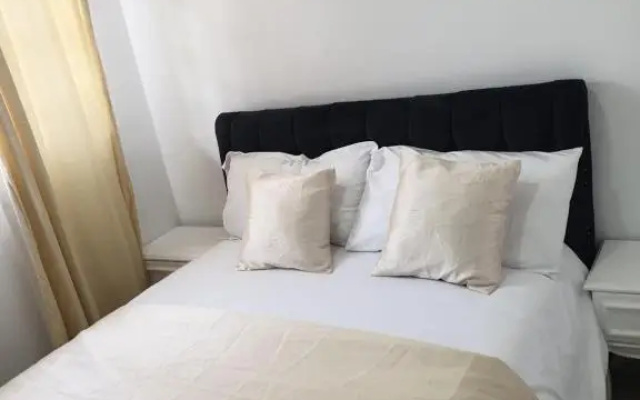 Lovely 2 and 1 bedroom guest units Karen