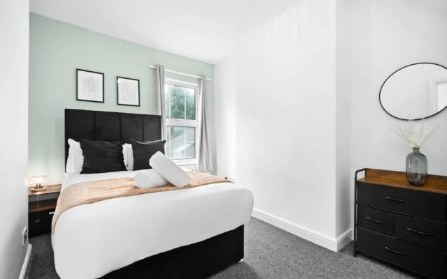 Spacious Home In Harborne(No Front Desk Please Contact The Property 5 Days In Advance)