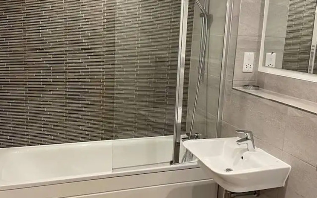 Modern 1-bed Apt, Sleeps 2 in Birmingham