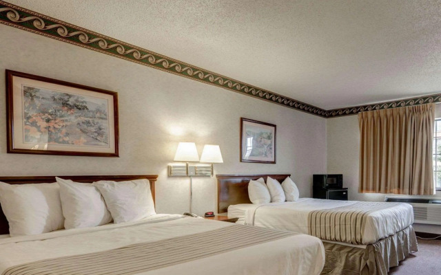 Econo Lodge Inn & Suites El Paso West