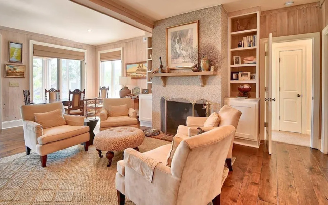 134 Maison Blanche 7 Br Home by RedAwning