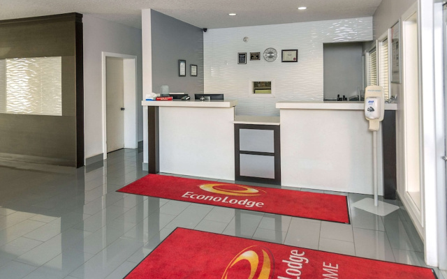 Econo Lodge Inn & Suites