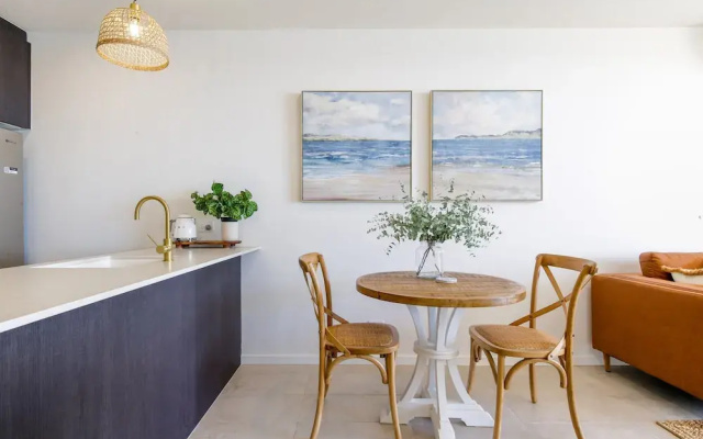 Elegant Bay Side 1-bed Apartment With Views