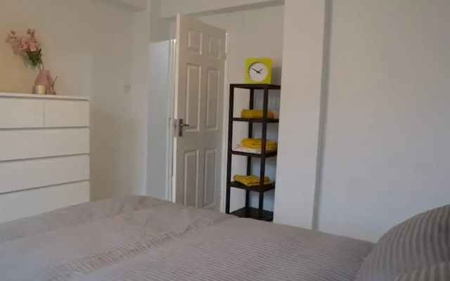 Modern 1 Bedroom in Shadwell With Balcony