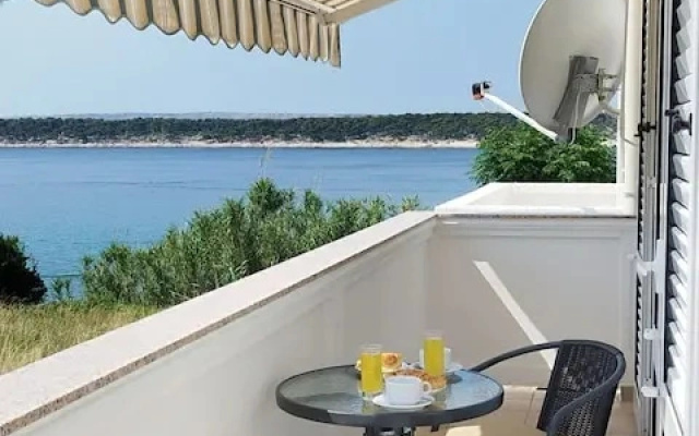 Cozy Seafront Flat on the Island of Rab