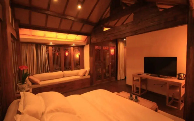 Lijiang Banxicaotang Inn