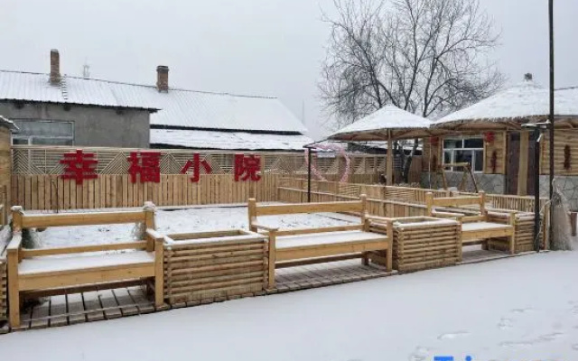 Arctic Village Snowman Chalet