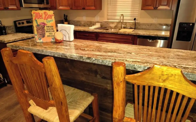 Tropical Spa Studio, Jacuzzi, Kitchen, Sparks