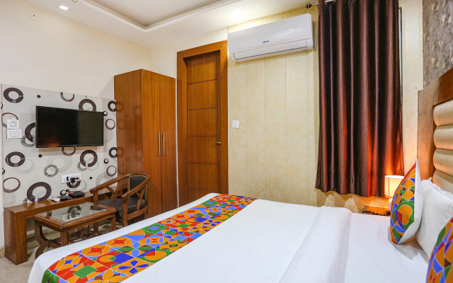 Fabhotel Frolic