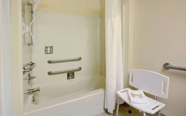 Days Inn & Suites by Wyndham Hickory