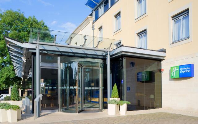 Отель Holiday Inn Express Bath вид на фасад