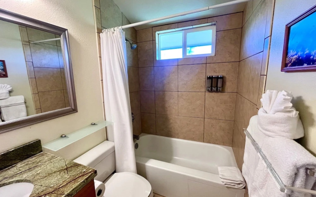 Kona Isle Oceanfront Condo w/ A/c!