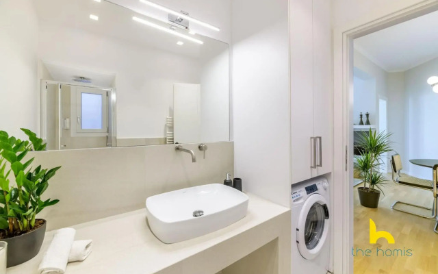 Sun-Splashed 2-BDR Corner Apartment with Hillside views!
