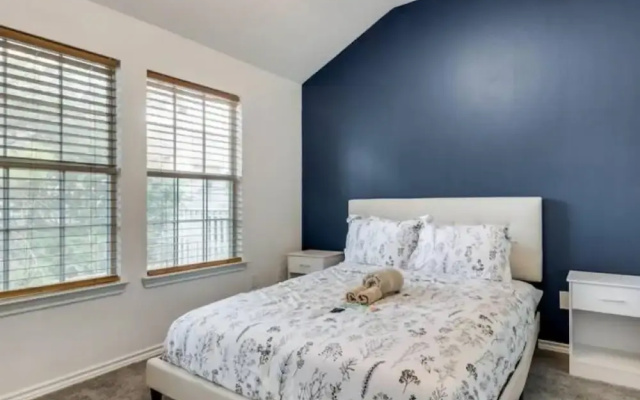 Family Business Retreat King Bed Top Amenities