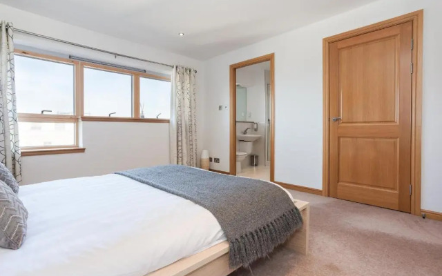 Executive Riverside 3 Bed Apartment