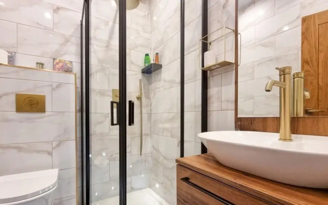Rustic Ebony Suite with parking