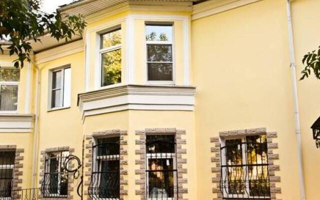 Гостиница Гостевой Дом на Салтыкова - Щедрина в Ярославле - забронировать гостиницу Гостевой Дом на Салтыкова - Щедрина, цены и фото номеров Ярославль вид на фасад