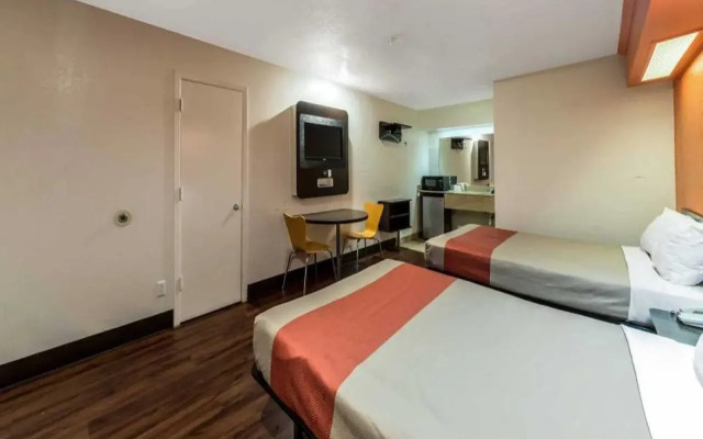 Motel 6 San Antonio, Tx - Frost Bank Center
