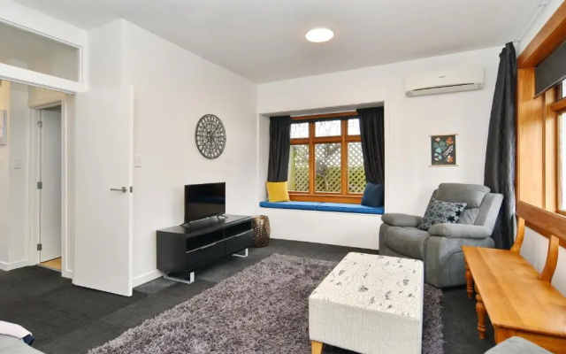 Whitmore- Classic Villa - Christchurch Holiday Homes